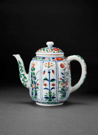 A KAKIEMON-STYLE FAMILLE VERTE MELON-FORM TEAPOT AND COVER - фото 1