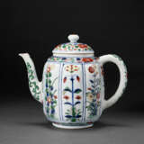 A KAKIEMON-STYLE FAMILLE VERTE MELON-FORM TEAPOT AND COVER - фото 1