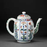 A KAKIEMON-STYLE FAMILLE VERTE MELON-FORM TEAPOT AND COVER - фото 2