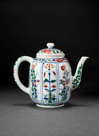 A KAKIEMON-STYLE FAMILLE VERTE MELON-FORM TEAPOT AND COVER - фото 2