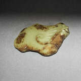 A WELL-CARVED GREEN AND BROWN JADE LOTUS LEAF-FORM WASHER - photo 3