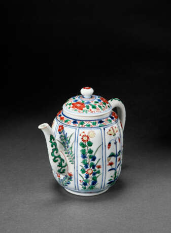 A KAKIEMON-STYLE FAMILLE VERTE MELON-FORM TEAPOT AND COVER - фото 3
