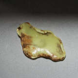 A WELL-CARVED GREEN AND BROWN JADE LOTUS LEAF-FORM WASHER - фото 4