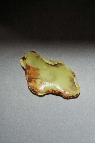 A WELL-CARVED GREEN AND BROWN JADE LOTUS LEAF-FORM WASHER - фото 4