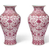 A PAIR OF PUCE-ENAMELED `CHILONG` VASES - фото 1