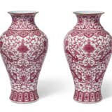 A PAIR OF PUCE-ENAMELED `CHILONG` VASES - фото 2