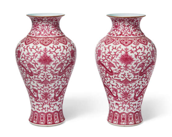 A PAIR OF PUCE-ENAMELED `CHILONG` VASES - фото 2