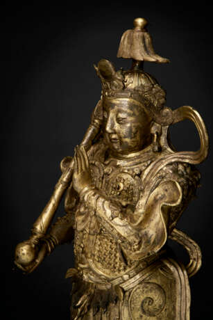 A LARGE WELL-CAST GILT-BRONZE FIGURE OF A GUARDIAN KING - photo 4