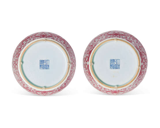 A PAIR OF PUCE-ENAMELED `CHILONG` VASES - Foto 3
