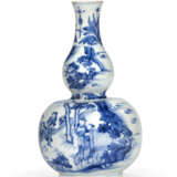 A BLUE AND WHITE DOUBLE-GOURD-SHAPED VASE - фото 1