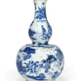 A BLUE AND WHITE DOUBLE-GOURD-SHAPED VASE - фото 2