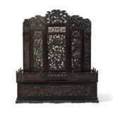 A LARGE AND MAGNIFICENT IMPERIAL CARVED ZITAN MIRROR STAND - photo 3