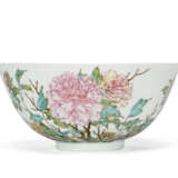 A FINELY ENAMELED FAMILLE ROSE `PEONY` BOWL - фото 1