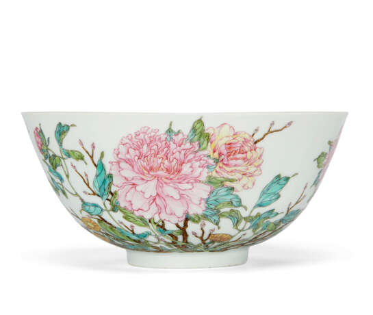 A FINELY ENAMELED FAMILLE ROSE `PEONY` BOWL - photo 1