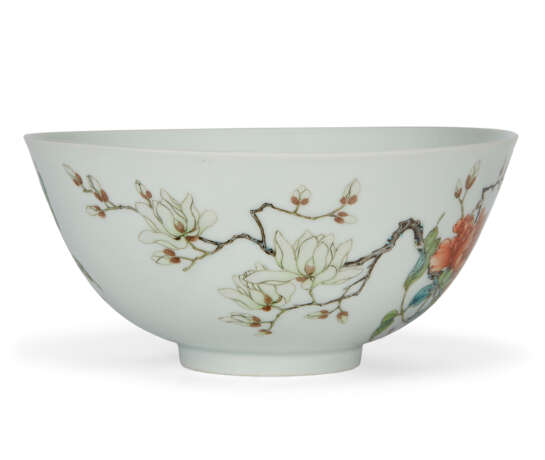 A FINELY ENAMELED FAMILLE ROSE `PEONY` BOWL - photo 2