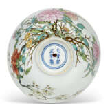 A FINELY ENAMELED FAMILLE ROSE `PEONY` BOWL - photo 3