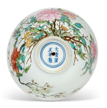 A FINELY ENAMELED FAMILLE ROSE `PEONY` BOWL - фото 3
