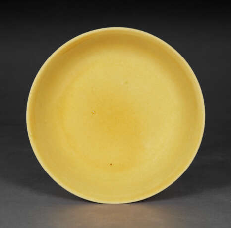 AN IMPERIAL YELLOW-GLAZED DISH - Foto 1