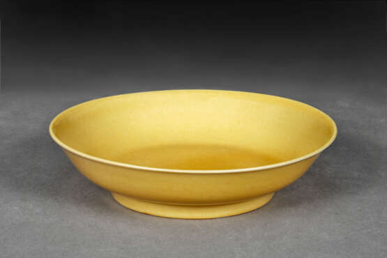 AN IMPERIAL YELLOW-GLAZED DISH - Foto 3