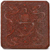 A WELL-CARVED RED LACQUER INCENSE STAND - Foto 4