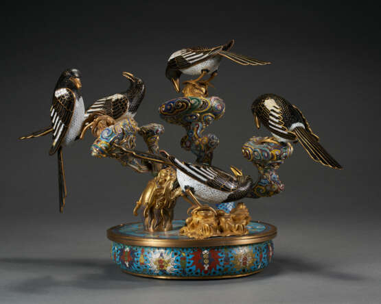 AN UNUSUAL CLOISONN&#201; ENAMEL BASIN WITH MAGPIES - Foto 1