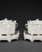 Icônes. A PAIR OF MOLDED DEHUA ‘MARCO POLO’ CENSERS, COVERS AND STANDS