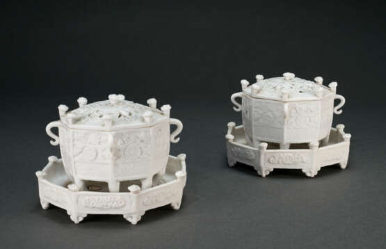 A PAIR OF MOLDED DEHUA ‘MARCO POLO’ CENSERS, COVERS AND STANDS - фото 2