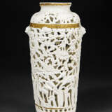 A VERY RARE AND LARGE DEHUA RETICULATED VASE - Foto 3