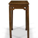 A RARE SMALL HUANGHUALI CORNER-LEG SIDE TABLE - фото 3