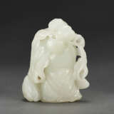 A WHITE JADE CARVING OF SHOULAO AND A DEER - Foto 2