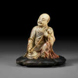 A SOAPSTONE FIGURE OF A SEATED LUOHAN - Foto 1
