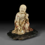 A SOAPSTONE FIGURE OF A SEATED LUOHAN - Foto 2