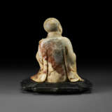 A SOAPSTONE FIGURE OF A SEATED LUOHAN - Foto 3