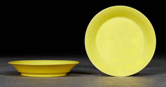 A RARE PAIR OF SMALL LEMON-YELLOW-ENAMELED DISHES - фото 1