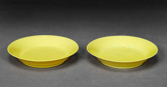 A RARE PAIR OF SMALL LEMON-YELLOW-ENAMELED DISHES - Foto 2