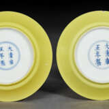 A RARE PAIR OF SMALL LEMON-YELLOW-ENAMELED DISHES - Foto 3
