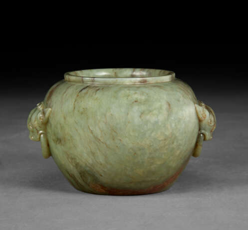 AN UNUSUAL WELL-CARVED MOTTLED YELLOWISH-GREEN AND DARK BROWN JADE JAR - фото 1