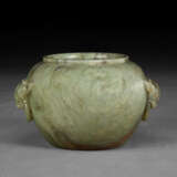 AN UNUSUAL WELL-CARVED MOTTLED YELLOWISH-GREEN AND DARK BROWN JADE JAR - Foto 1