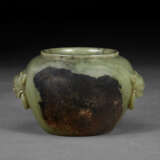 AN UNUSUAL WELL-CARVED MOTTLED YELLOWISH-GREEN AND DARK BROWN JADE JAR - Foto 2