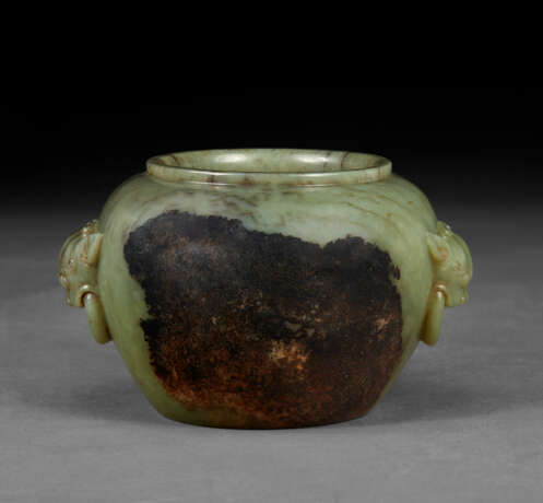 AN UNUSUAL WELL-CARVED MOTTLED YELLOWISH-GREEN AND DARK BROWN JADE JAR - фото 2