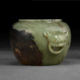 AN UNUSUAL WELL-CARVED MOTTLED YELLOWISH-GREEN AND DARK BROWN JADE JAR - фото 4