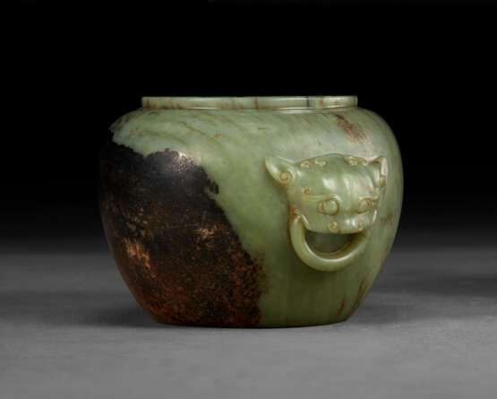 AN UNUSUAL WELL-CARVED MOTTLED YELLOWISH-GREEN AND DARK BROWN JADE JAR - фото 4