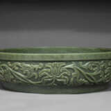 A MASSIVE AND VERY RARE CARVED SPINACH-GREEN JADE SHALLOW BASIN - Foto 1