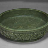 A MASSIVE AND VERY RARE CARVED SPINACH-GREEN JADE SHALLOW BASIN - photo 2