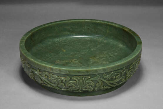 A MASSIVE AND VERY RARE CARVED SPINACH-GREEN JADE SHALLOW BASIN - Foto 2