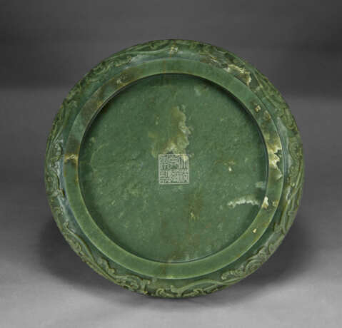 A MASSIVE AND VERY RARE CARVED SPINACH-GREEN JADE SHALLOW BASIN - Foto 3