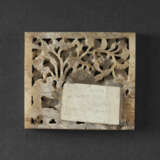 A WHITE JADE RETICULATED RECTANGULAR PLAQUE - фото 2