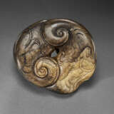 A WELL-CARVED YELLOWISH-BROWN AND DARK BROWN JADE BIRD GROUP - Foto 3