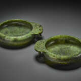 A PAIR OF SMALL SPINACH-GREEN JADE `MARRIAGE BOWLS` - Foto 2