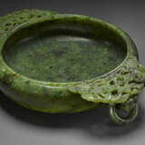 A PAIR OF SMALL SPINACH-GREEN JADE `MARRIAGE BOWLS` - Foto 3